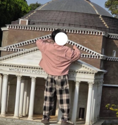 恐龍爸媽！放任男童「踩踏小人國模型」恐報銷　官方「親自發聲了」