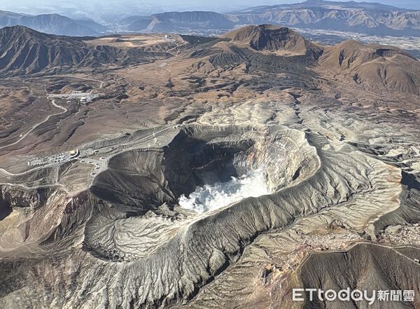 快訊／觀光直升機驚傳「墜落日本火山口」！台灣2遊客失聯「身分曝光」