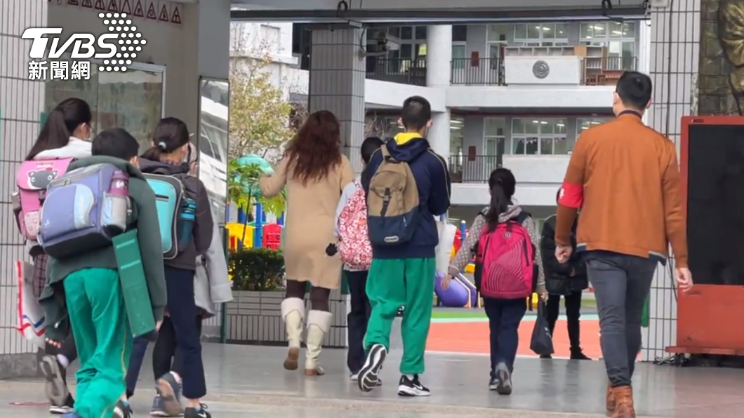 昨天放寒假！國中小、高中「今天又開學」史上最混亂　學生全崩潰「教育部解釋了」