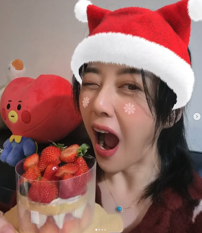 新一代凍齡女神！46歲韓瑜曬「素顏運動照」宛如女大生　破尺度「大開深V好身材包不住」網全暈❤️