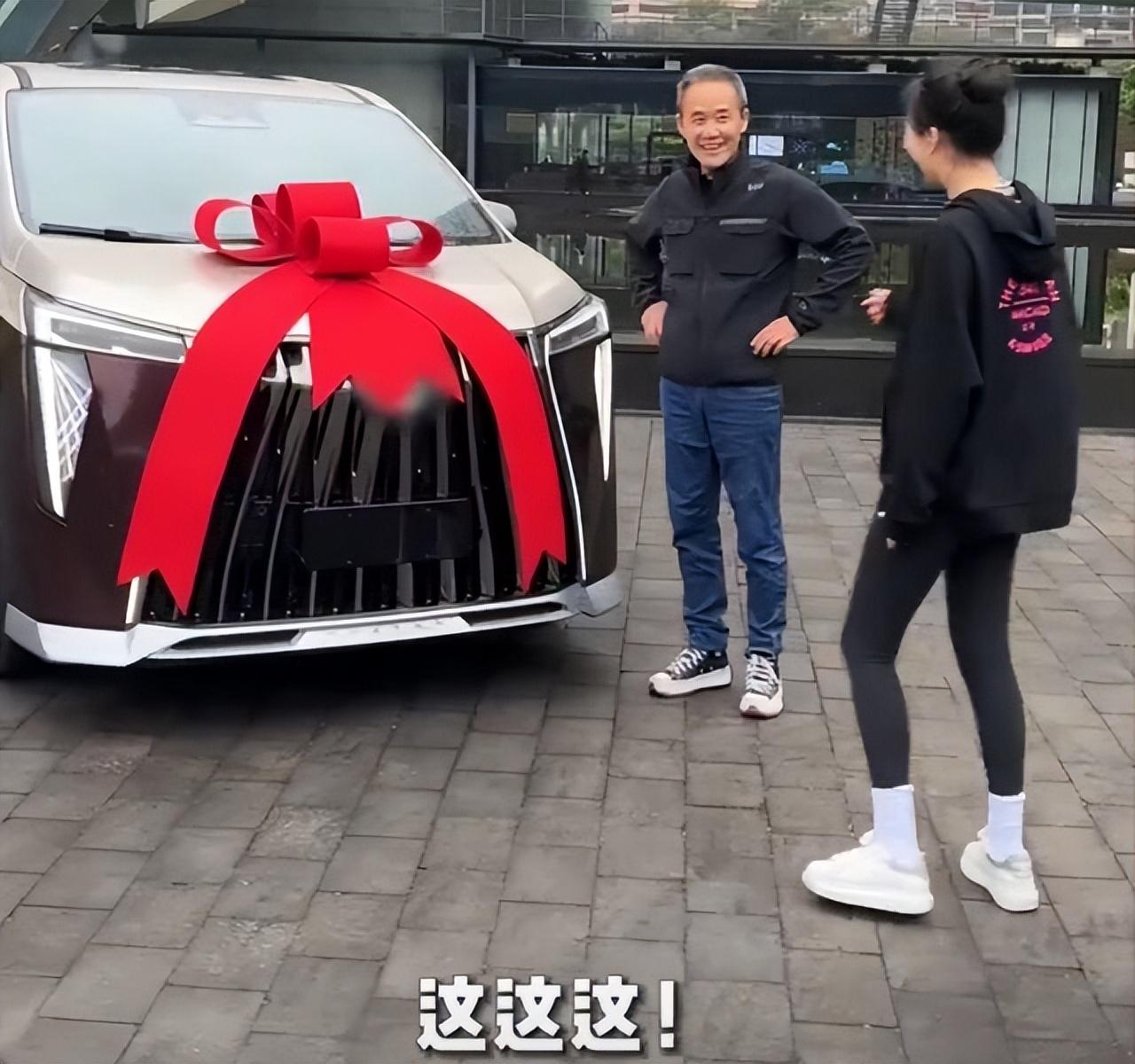 嫁大30歲富商！資深女星「被酸都是為了錢」　結婚紀念日「她出手送75歲尪驚喜」網嘆：誤會她了