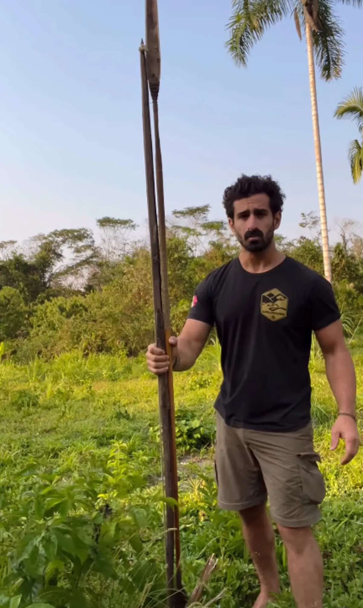 昨天還一起跳舞！亞馬遜部落突翻臉「嚮導遭200人圍攻」　他慘被2公尺貫穿