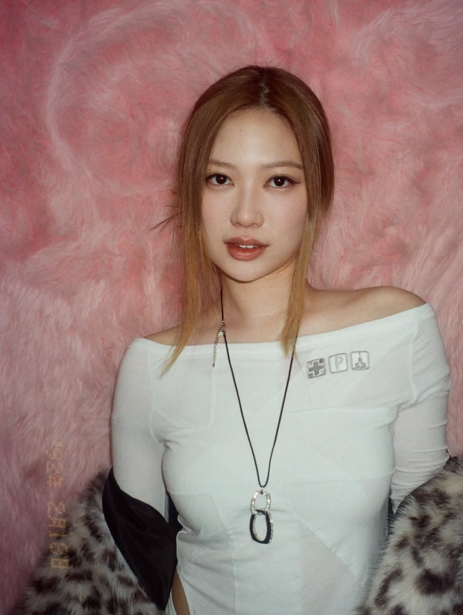 父母都是巨星!最強星二代「22歲生日美照」秀深V美腿 加碼「10年前稚氣模樣」網驚:女大十八變~