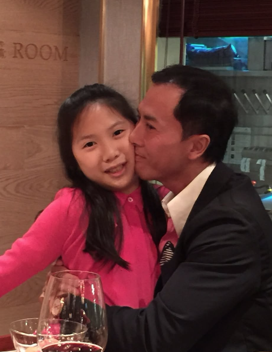 父母都是巨星!最強星二代「22歲生日美照」秀深V美腿 加碼「10年前稚氣模樣」網驚:女大十八變~