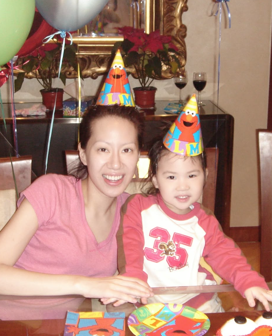 父母都是巨星!最強星二代「22歲生日美照」秀深V美腿 加碼「10年前稚氣模樣」網驚:女大十八變~