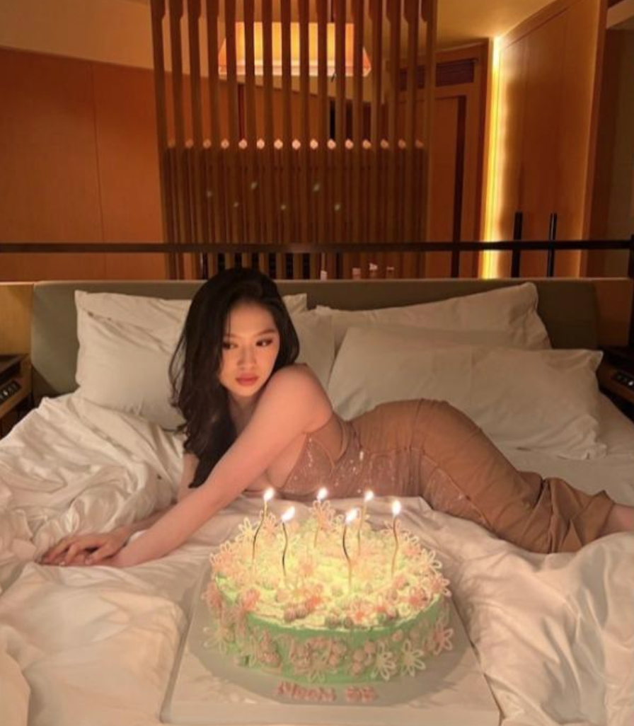 父母都是巨星!最強星二代「22歲生日美照」秀深V美腿 加碼「10年前稚氣模樣」網驚:女大十八變~