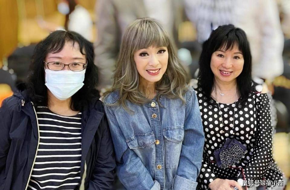 70歲影壇美魔女「合影粉絲像芭比娃娃」！　由內而外凍齡「還是周潤發跑友」比基尼照更辣❤️