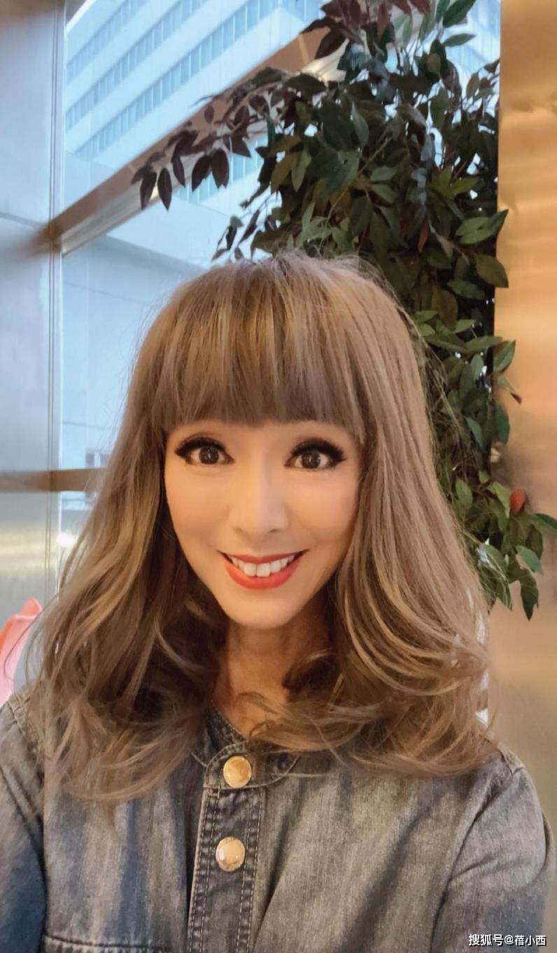 70歲影壇美魔女「合影粉絲像芭比娃娃」！　由內而外凍齡「還是周潤發跑友」比基尼照更辣❤️