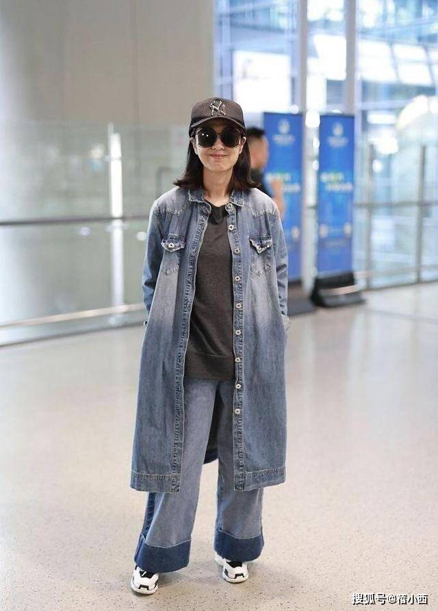 70歲影壇美魔女「合影粉絲像芭比娃娃」！　由內而外凍齡「還是周潤發跑友」比基尼照更辣❤️