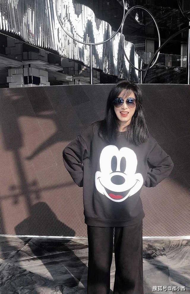 70歲影壇美魔女「合影粉絲像芭比娃娃」！　由內而外凍齡「還是周潤發跑友」比基尼照更辣❤️