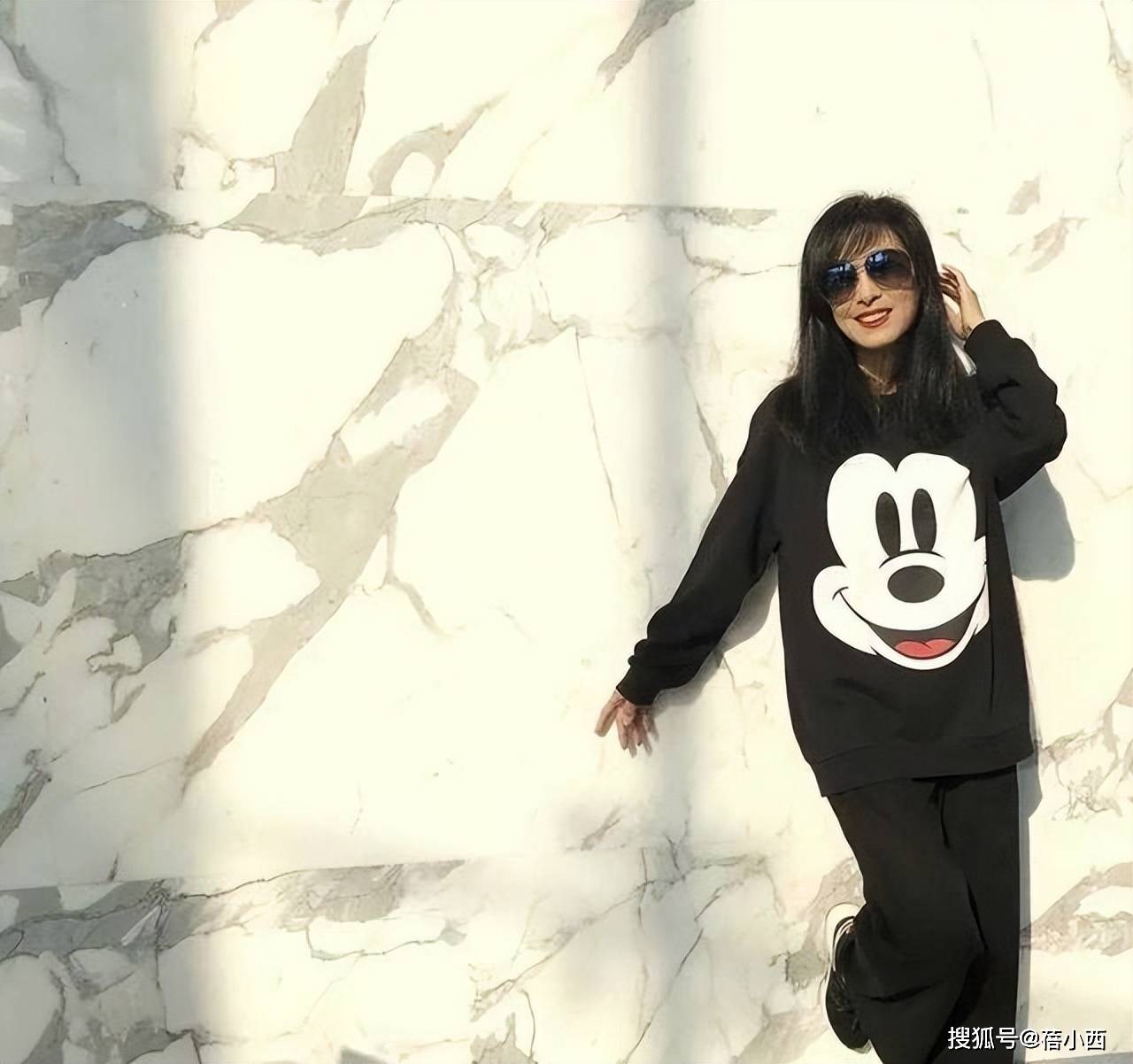 70歲影壇美魔女「合影粉絲像芭比娃娃」！　由內而外凍齡「還是周潤發跑友」比基尼照更辣❤️