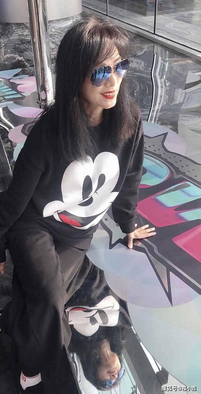 70歲影壇美魔女「合影粉絲像芭比娃娃」！　由內而外凍齡「還是周潤發跑友」比基尼照更辣❤️