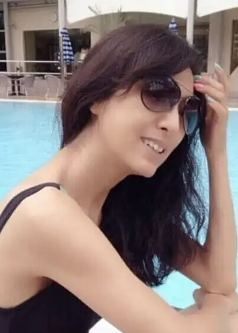 70歲影壇美魔女「合影粉絲像芭比娃娃」！　由內而外凍齡「還是周潤發跑友」比基尼照更辣❤️