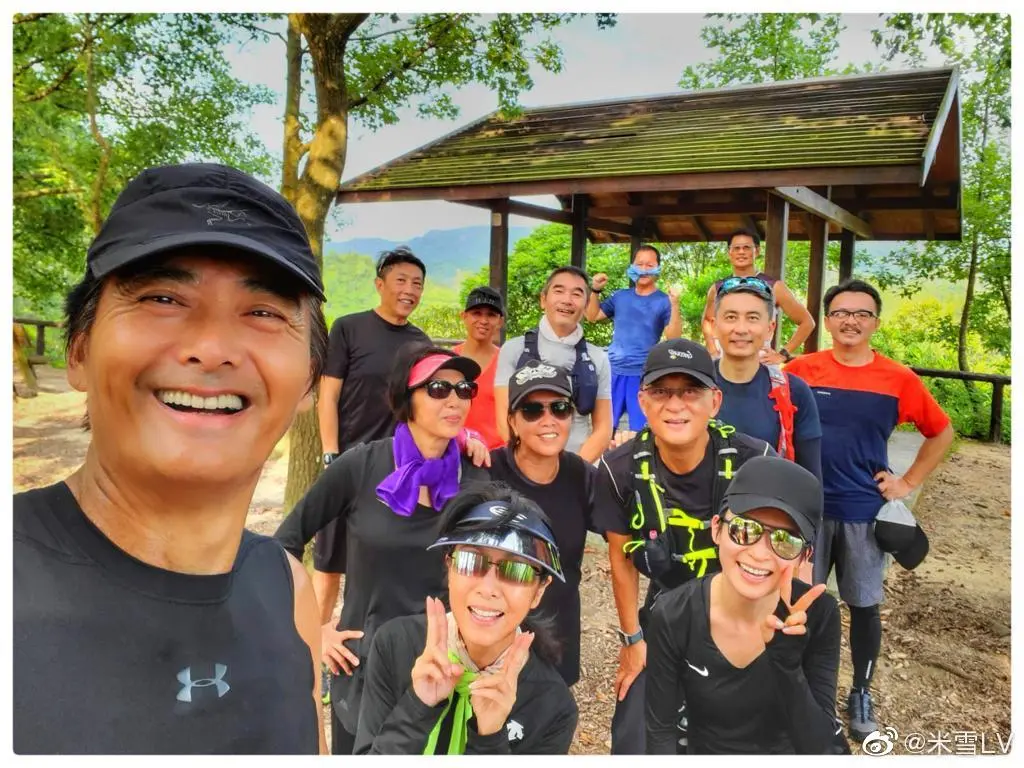 70歲影壇美魔女「合影粉絲像芭比娃娃」！　由內而外凍齡「還是周潤發跑友」比基尼照更辣❤️