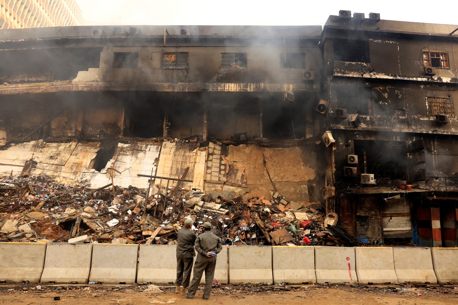 1間店找到30具遺體！購物中心「驚傳61死」慘況曝光
