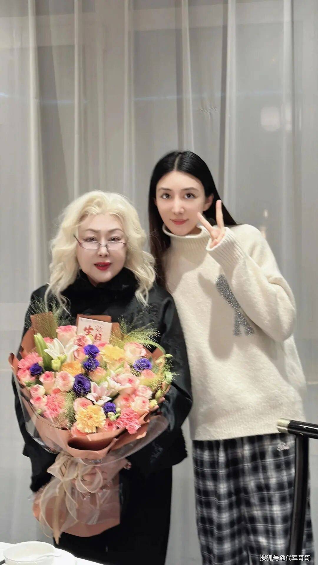 丈夫癌逝4年！76歲老戲骨「頂一頭白髮」慶祝生日　近照曝光後「網友卻讚不絕口」