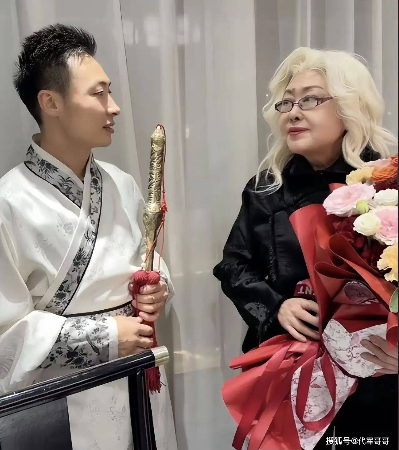 丈夫癌逝4年！76歲老戲骨「頂一頭白髮」慶祝生日　近照曝光後「網友卻讚不絕口」