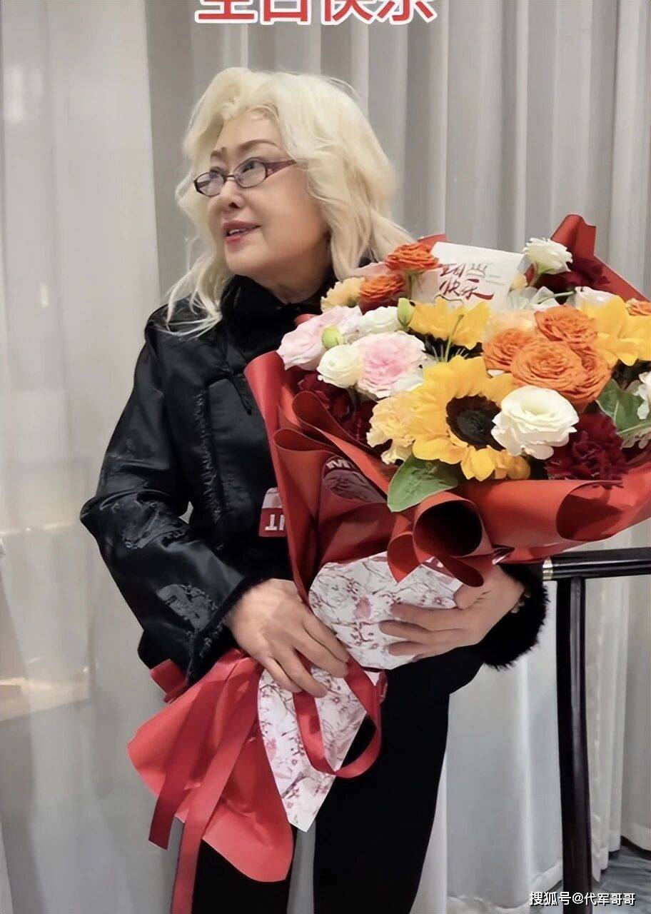 丈夫癌逝4年！76歲老戲骨「頂一頭白髮」慶祝生日　近照曝光後「網友卻讚不絕口」