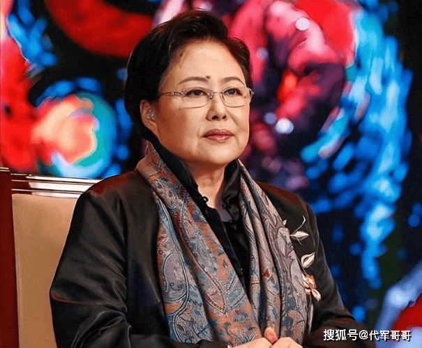 丈夫癌逝4年！76歲老戲骨「頂一頭白髮」慶祝生日　近照曝光後「網友卻讚不絕口」