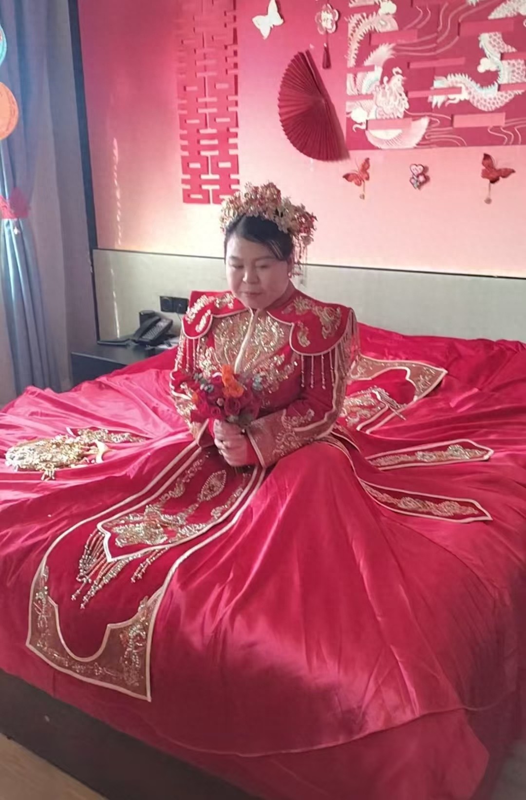 以為是黃昏戀！一名新娘「長相富態衰老」引熱議　直到新郎現身「同框宛若母子」網看傻：不想努力了？