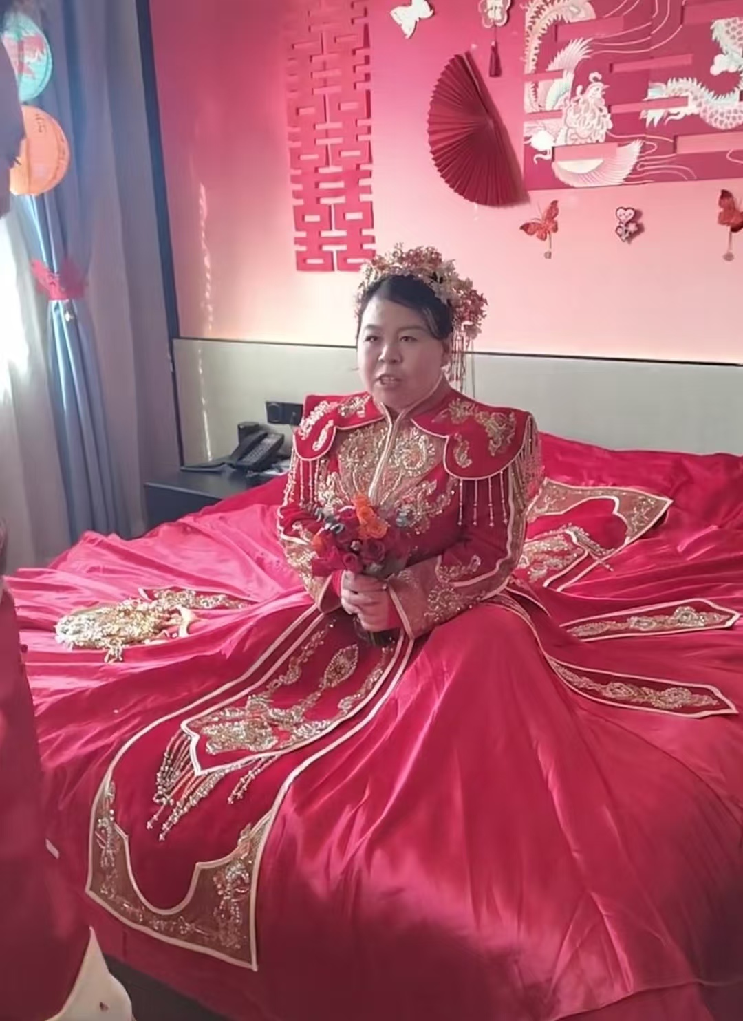 以為是黃昏戀！一名新娘「長相富態衰老」引熱議　直到新郎現身「同框宛若母子」網看傻：不想努力了？