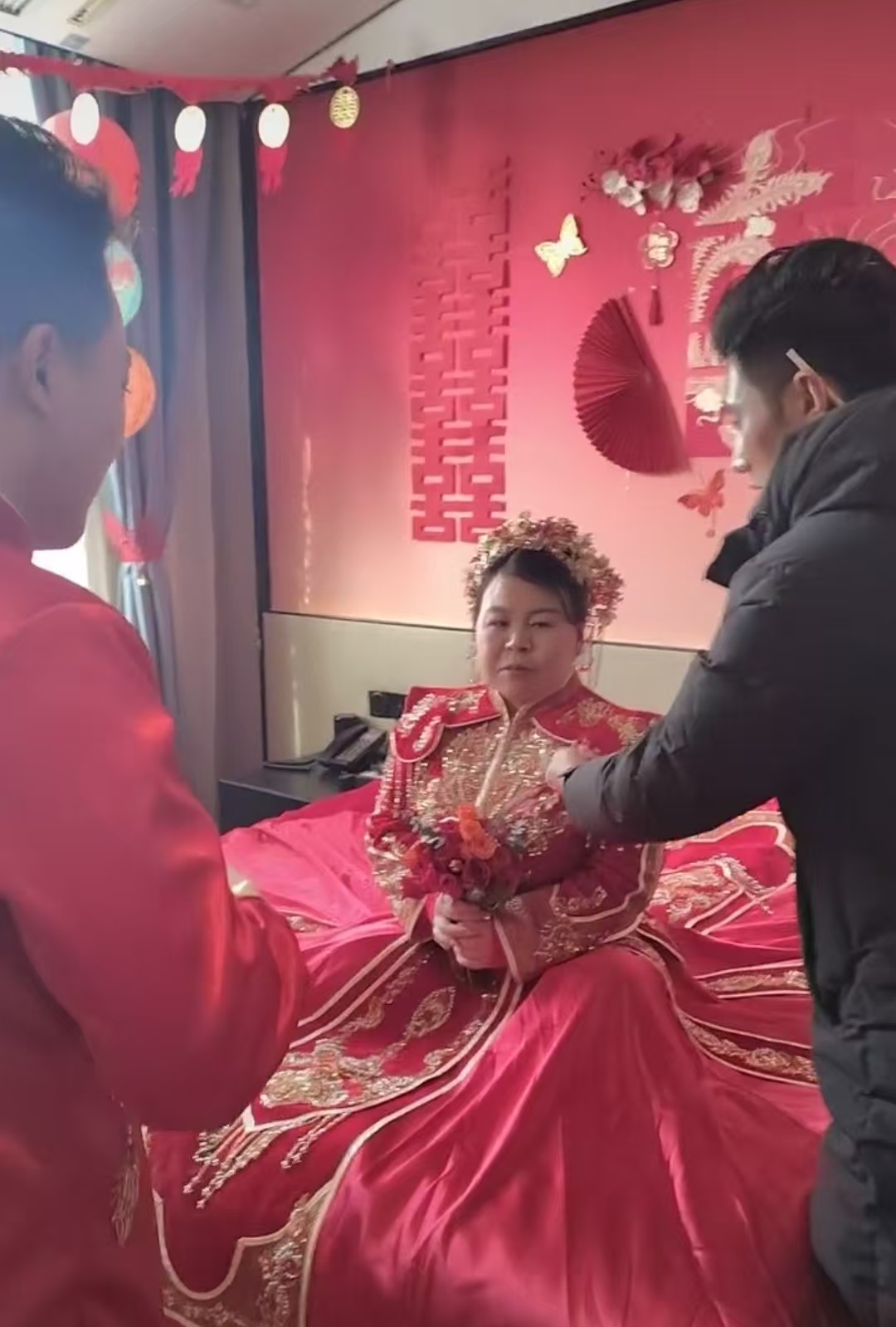 以為是黃昏戀！一名新娘「長相富態衰老」引熱議　直到新郎現身「同框宛若母子」網看傻：不想努力了？