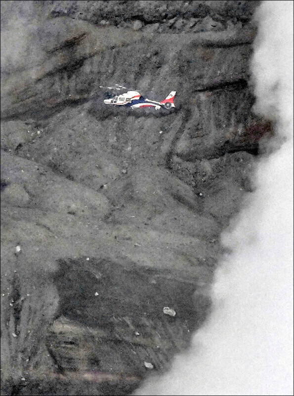 台灣夫妻檔「火山口墜機」！日本市長「緊急宣布1件事」家屬心碎抵日