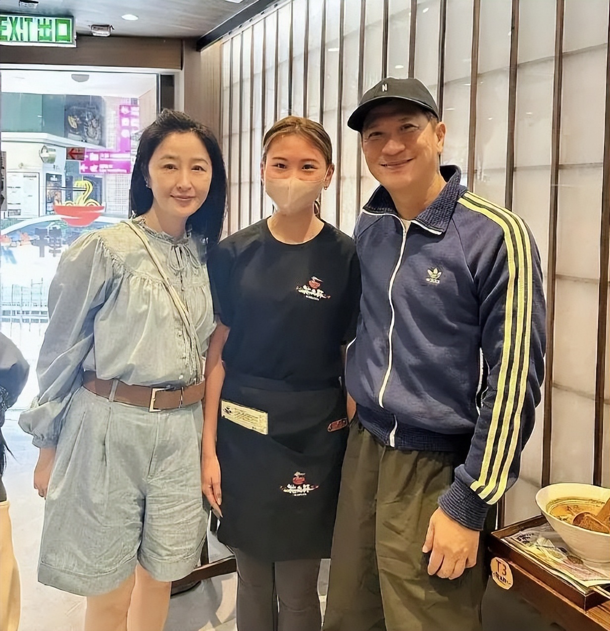 當年比影帝尫還紅！粉絲偶遇「61歲昔日女神」　為愛淡出「被寵愛23年」身旁老公一舉動：嫁對人了❤️