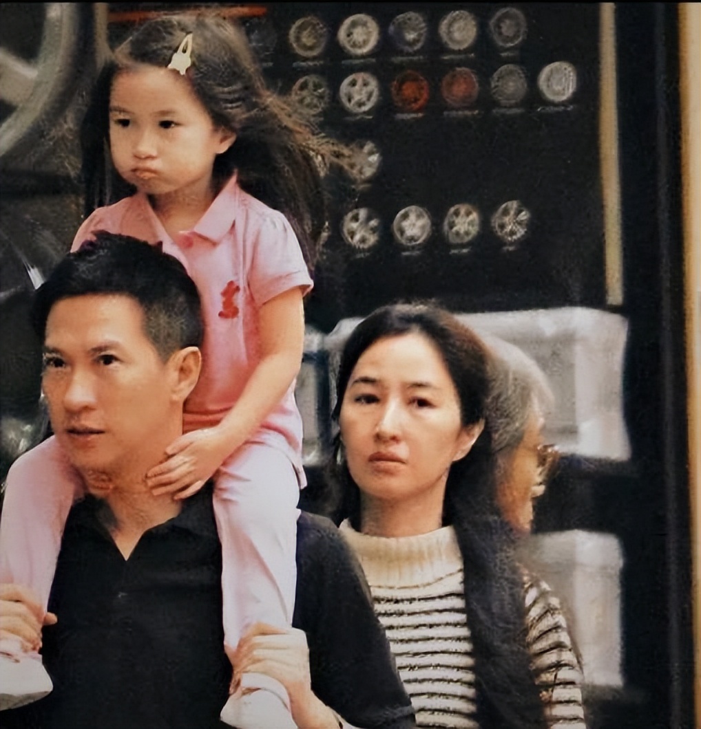 當年比影帝尫還紅！粉絲偶遇「61歲昔日女神」　為愛淡出「被寵愛23年」身旁老公一舉動：嫁對人了❤️