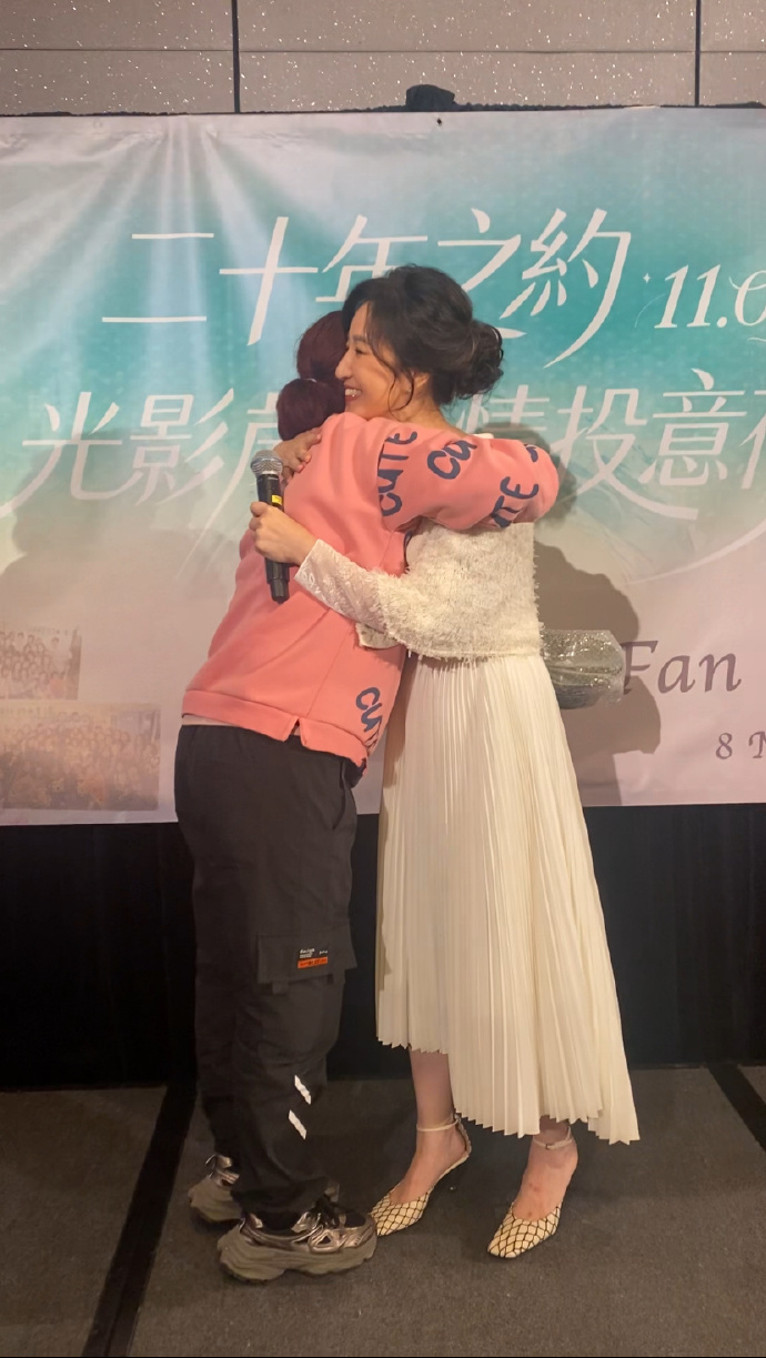 當年比影帝尫還紅！粉絲偶遇「61歲昔日女神」　為愛淡出「被寵愛23年」身旁老公一舉動：嫁對人了❤️