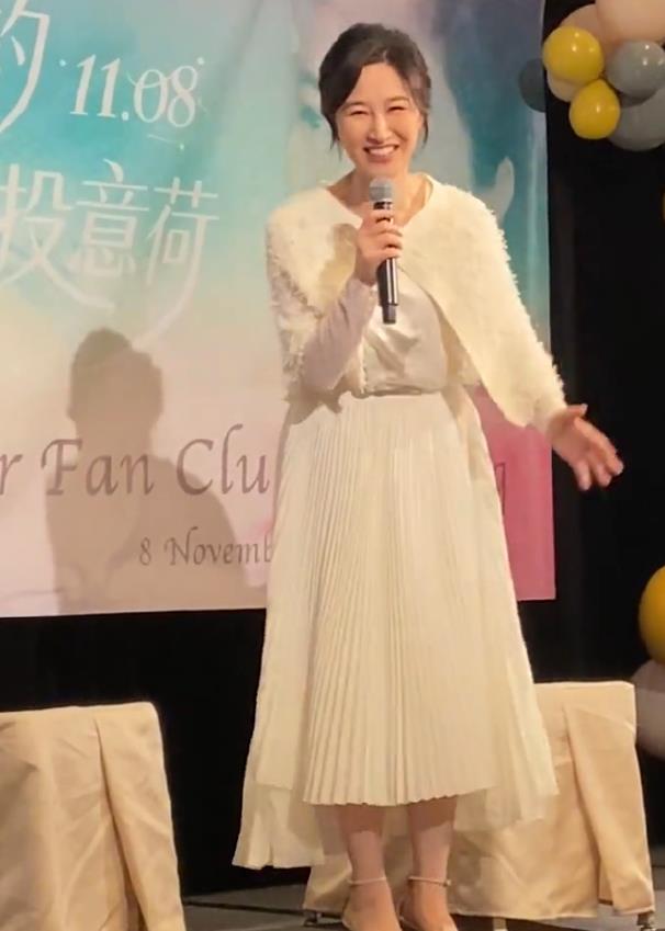 當年比影帝尫還紅！粉絲偶遇「61歲昔日女神」　為愛淡出「被寵愛23年」身旁老公一舉動：嫁對人了❤️