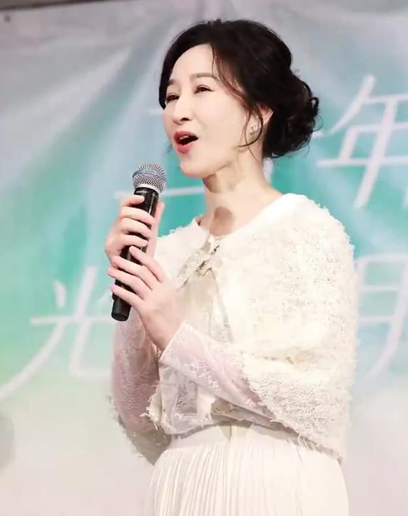 當年比影帝尫還紅！粉絲偶遇「61歲昔日女神」　為愛淡出「被寵愛23年」身旁老公一舉動：嫁對人了❤️