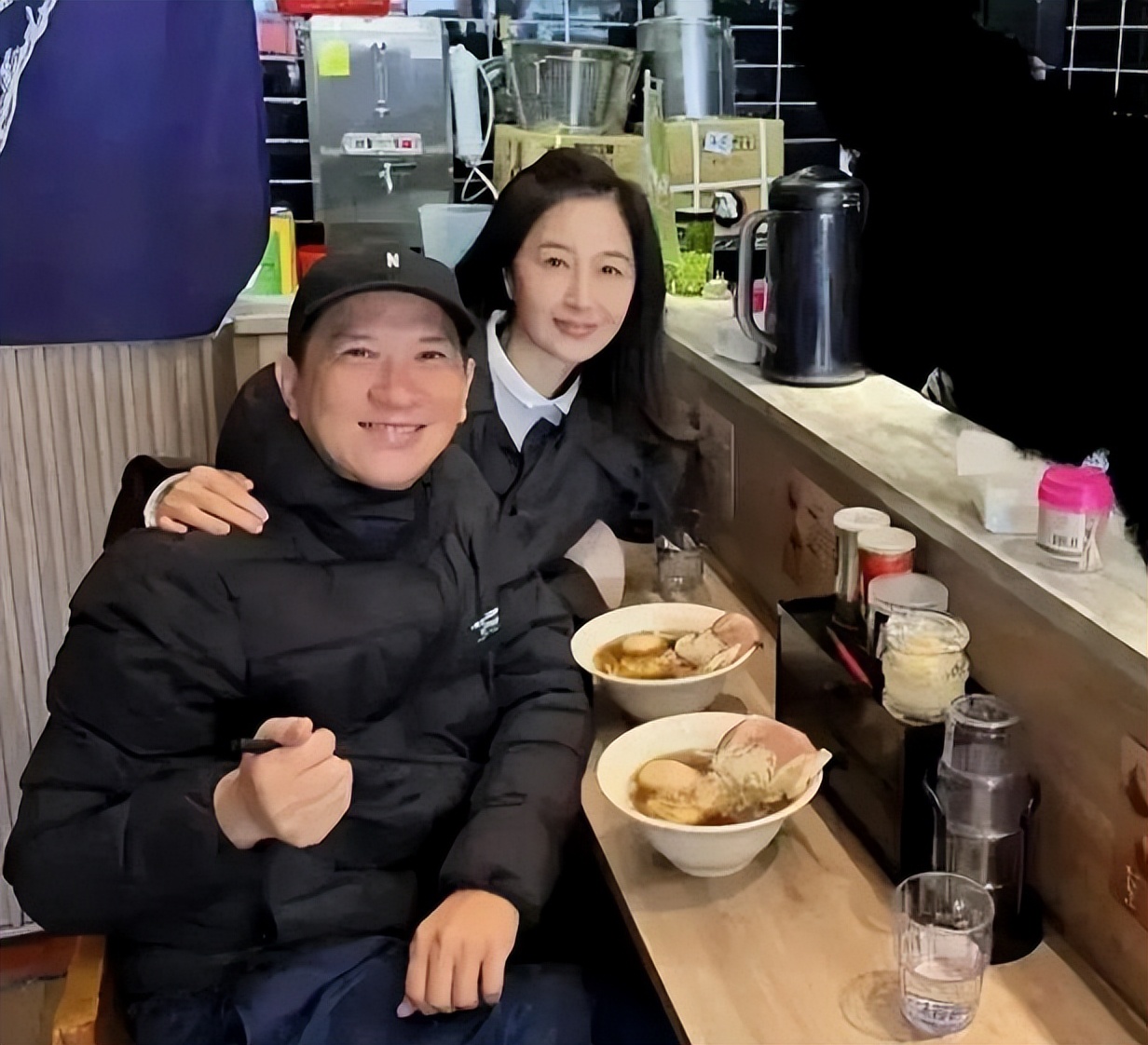 當年比影帝尫還紅！粉絲偶遇「61歲昔日女神」　為愛淡出「被寵愛23年」身旁老公一舉動：嫁對人了❤️