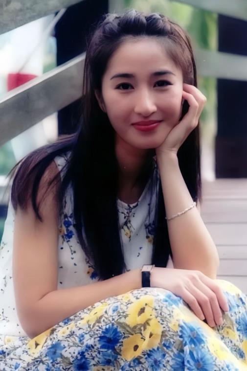 當年比影帝尫還紅！粉絲偶遇「61歲昔日女神」　為愛淡出「被寵愛23年」身旁老公一舉動：嫁對人了❤️