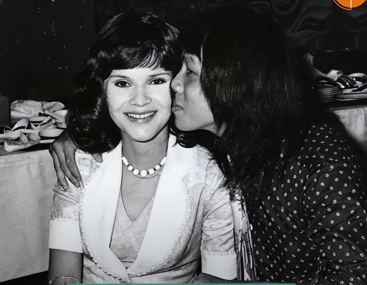 嫁給影壇巨星！她某晚「竟遭潑硫酸毀容」美貌回不去　三度試圖了結「74歲結束戲劇化一生」