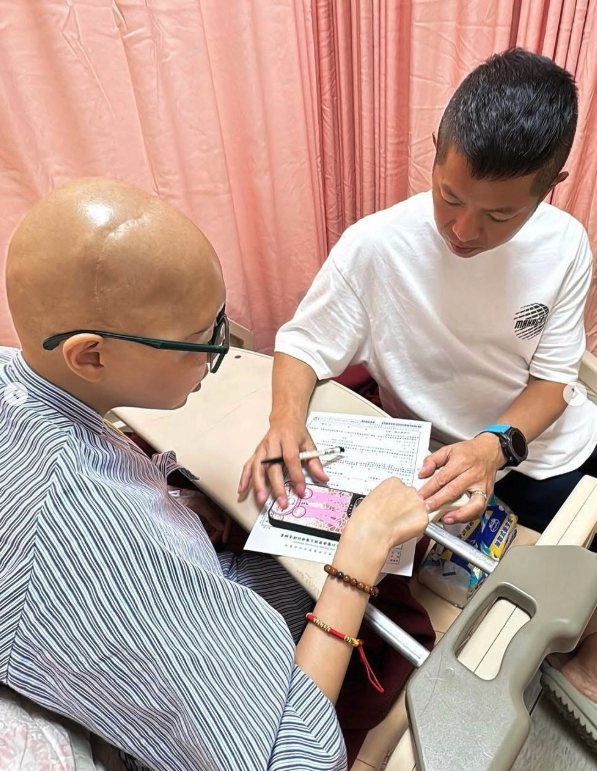 快訊／苦熬28次化療！29歲台灣女模「剃光頭樂觀抗癌4年」　弟弟突發噩耗：「沒有病痛了」