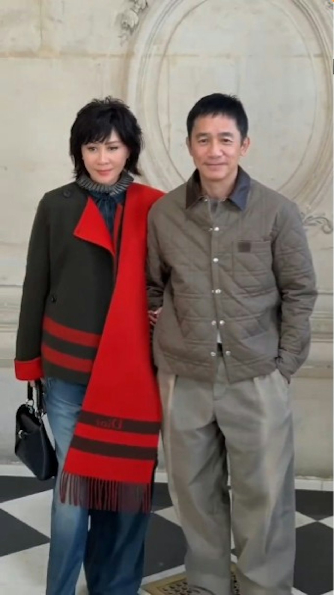 夫妻倆出席活動!60歲劉嘉玲「狂找圈內名人聊天」超健談 63歲梁朝偉「默默一連串動作」網笑翻