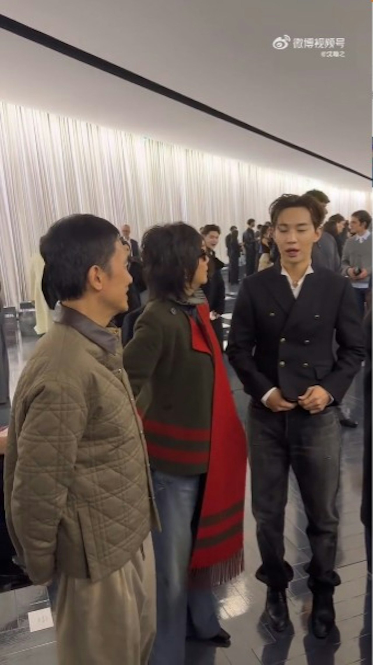 夫妻倆出席活動!60歲劉嘉玲「狂找圈內名人聊天」超健談 63歲梁朝偉「默默一連串動作」網笑翻