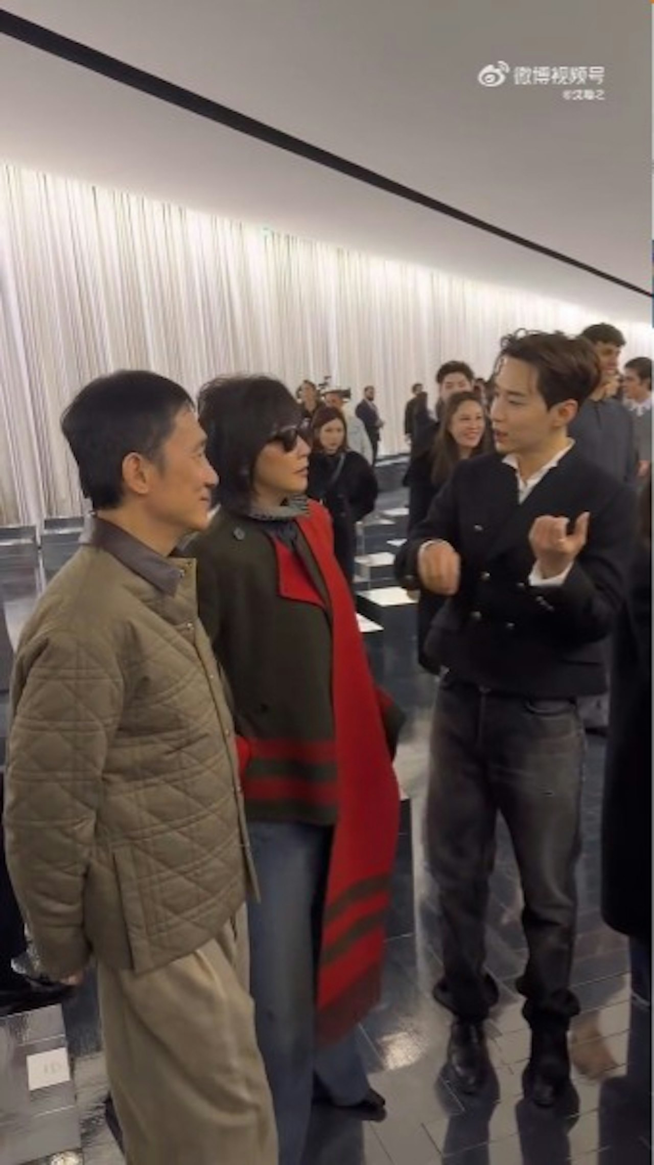 夫妻倆出席活動!60歲劉嘉玲「狂找圈內名人聊天」超健談 63歲梁朝偉「默默一連串動作」網笑翻