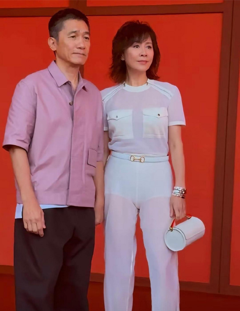 夫妻倆出席活動!60歲劉嘉玲「狂找圈內名人聊天」超健談 63歲梁朝偉「默默一連串動作」網笑翻