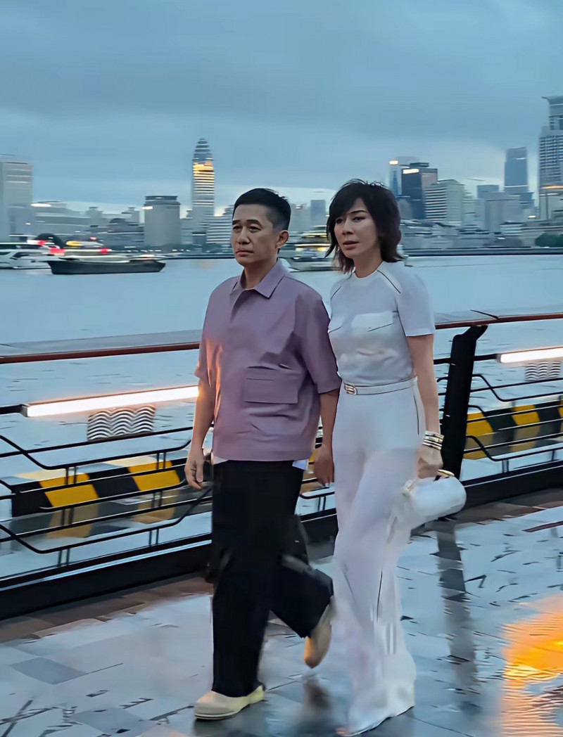 夫妻倆出席活動!60歲劉嘉玲「狂找圈內名人聊天」超健談 63歲梁朝偉「默默一連串動作」網笑翻