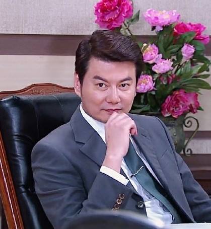 戲中常演渣男!民視一哥「婚後超寵妻小」 秘婚生女「豪宅登記小12妻名下」老婆超火辣❤️