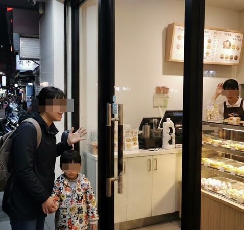 外帶也不行!北市知名餐廳「禁12歲以下入內」6歲童被擋門外 母曝過程「暴怒發聲」