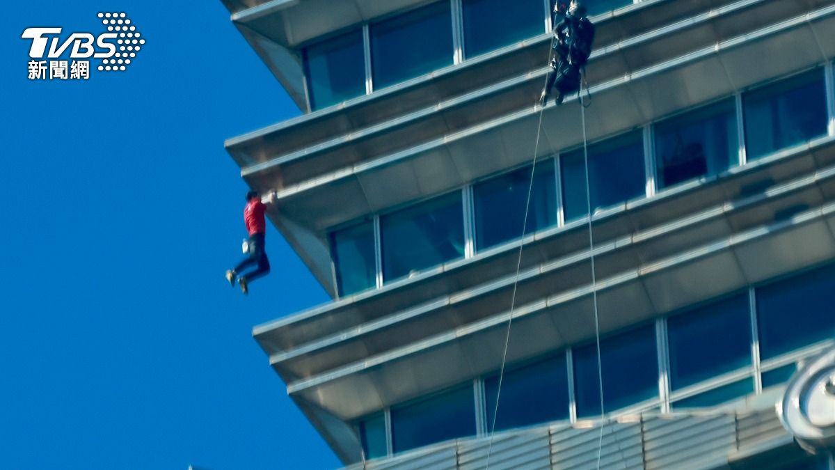 快訊/見證歷史!霍諾德90分鐘「徒手爬完台北101」 緊擁老婆「首度感動發聲」