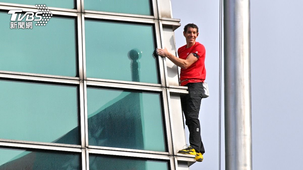 快訊/見證歷史!霍諾德90分鐘「徒手爬完台北101」 緊擁老婆「首度感動發聲」