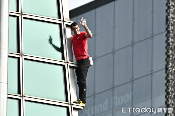 徒手爬上台北101！台灣知名團體「看不下去怒開轟」　嗆聲「已經有5個人死了」
