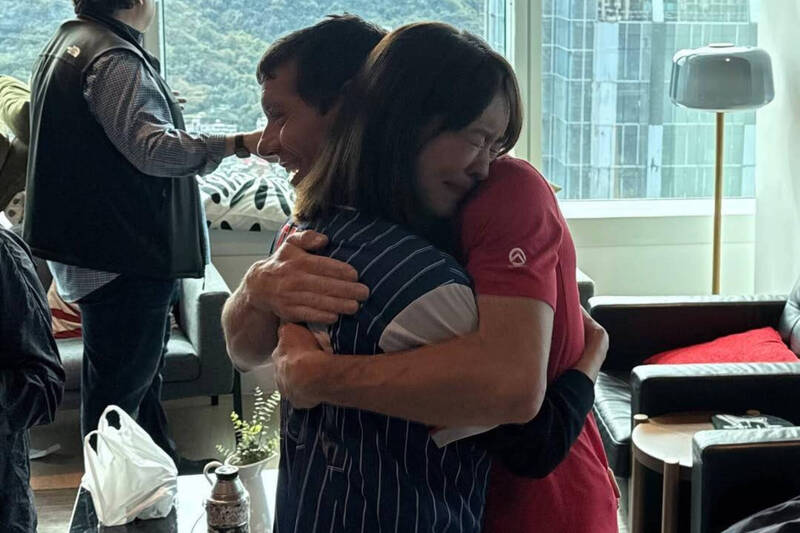 徒手爬上台北101！台灣知名團體「看不下去怒開轟」　嗆聲「已經有5個人死了」