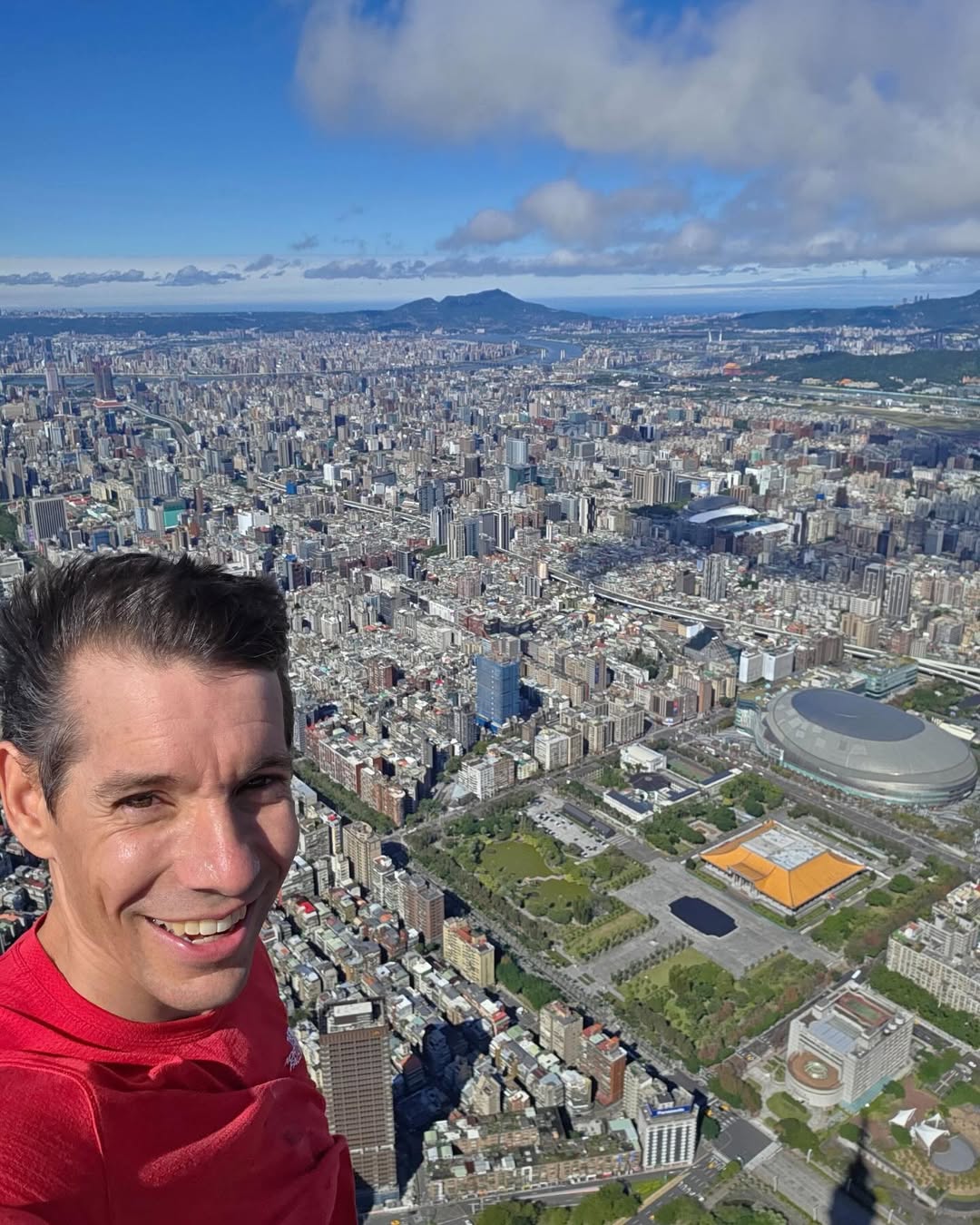 僅花91分鐘！霍諾德「成功徒手攀頂101」　政治大咖逆風發聲「變肉餅傷路人誰負責」