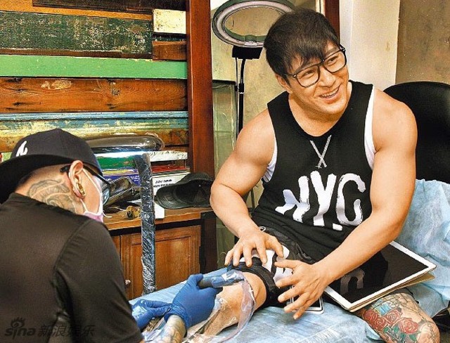 第一代偶像劇男神！粉絲巧遇「合照曝光近況」　網驚「下半身超驚人」：哪來的大媽