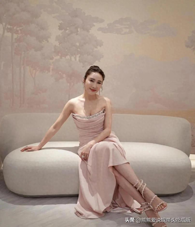 54歲像34歲！昔日第一美人「山上慢跑被拍」　一轉身「蜜桃臀辣翻」：內外兼具的女神❤️